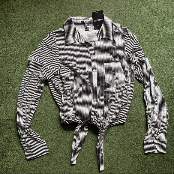 NWT Forever 21 Black And White Striped Rayon Button Up Tie Front Shirt - Small - Picture 1 of 3